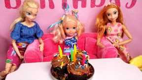 Elsa's BIRTHDAY - Special guests ! Elsa & Anna toddlers - party - pinata - Barbie - cake - gifts